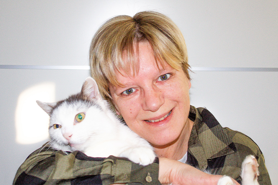 Heidi mit Katze im Arm